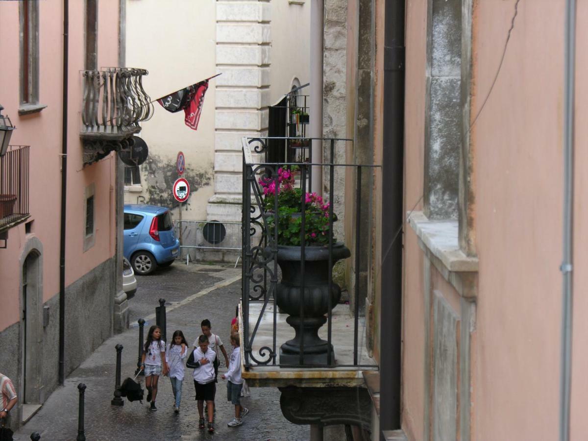 Palazzo Salini - Appartamento Familiare Sulmona Ruang foto